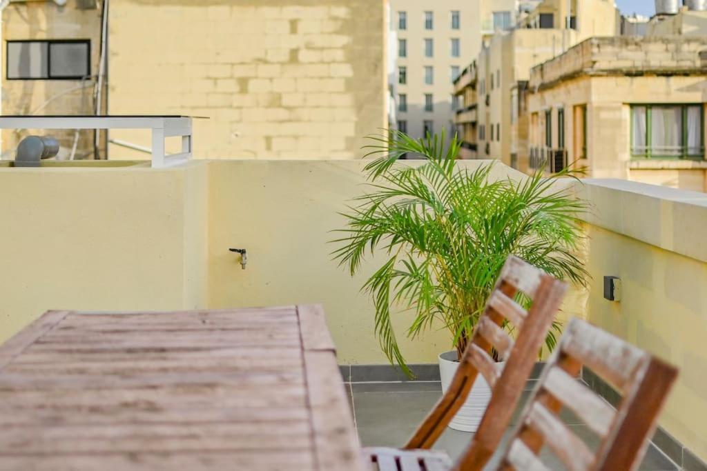 Sliema Unique 4 Bedroom Townhouse Off The Beach ภายนอก รูปภาพ